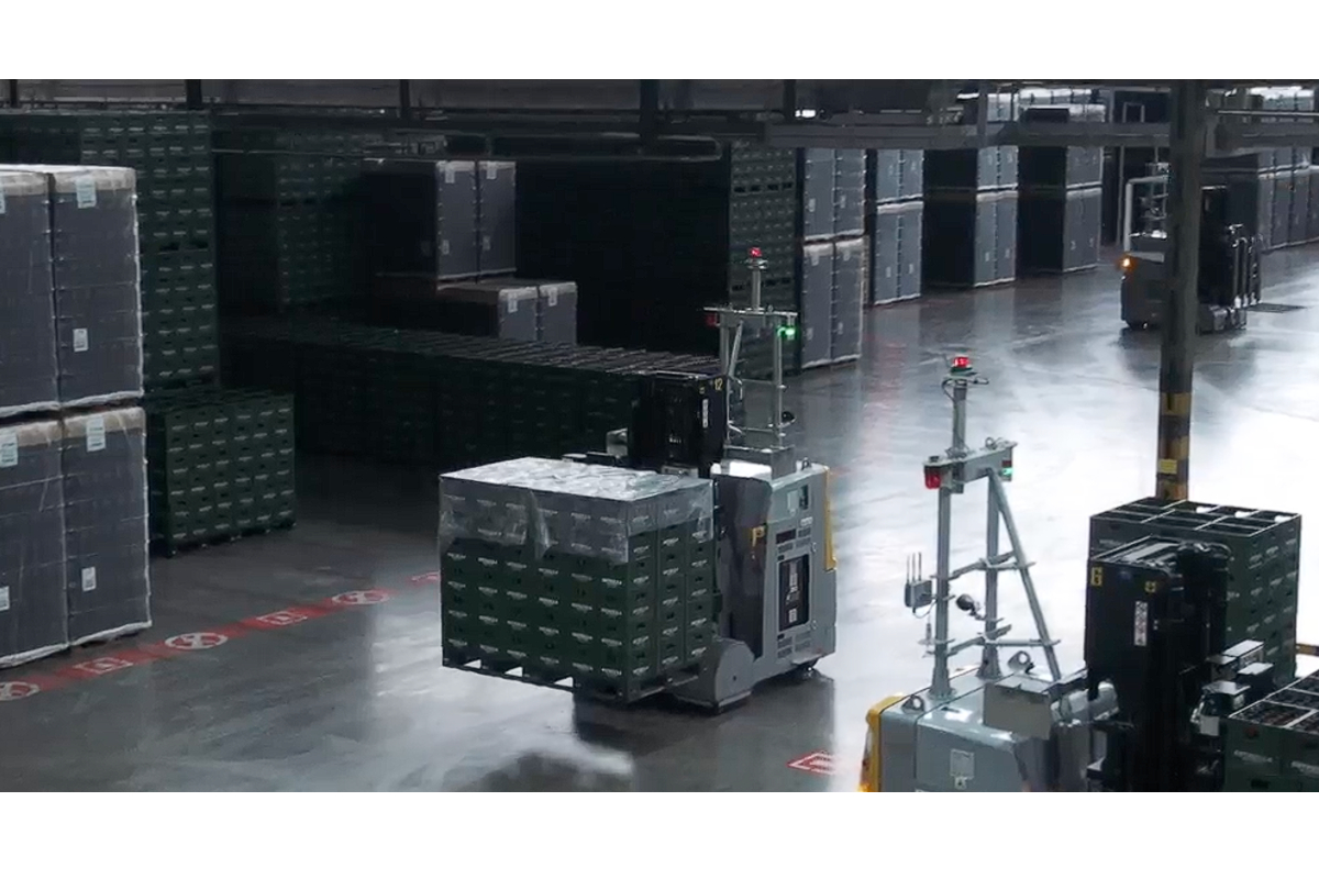 Estrella de Levante & E80 Group: a vision focused on innovation and constant growth Automated guided vehicles (AGV) carrying returnable products in a block storage area. - Warehouse automation. - Estrella de Levante