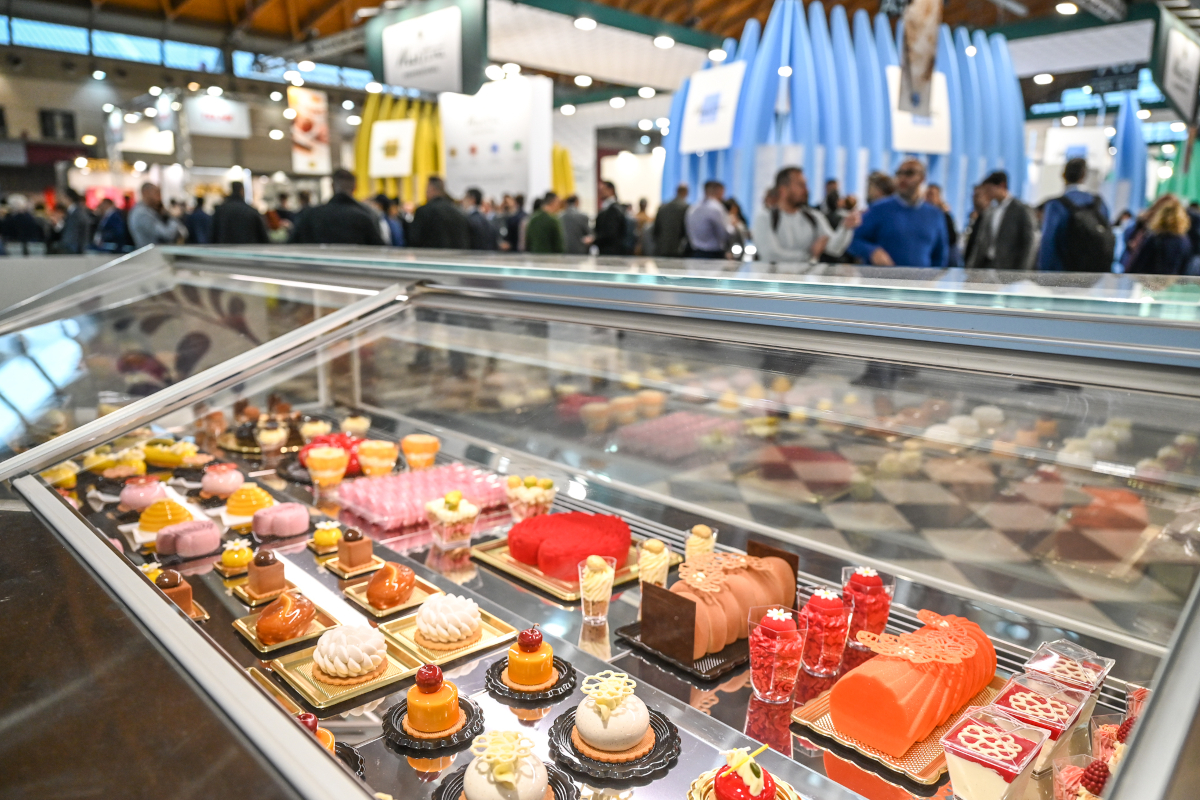 Sigep 2026: Pastry display at Rimini Expo. Showcase of cakes and desserts at the international trade fair.