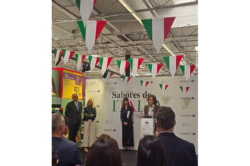 Carrefour Spain's Italian Week event. Italian flags, people on stage.