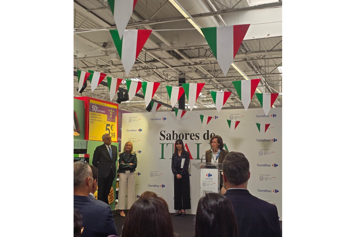 Carrefour Spain's Italian Week event. Italian flags, people on stage.