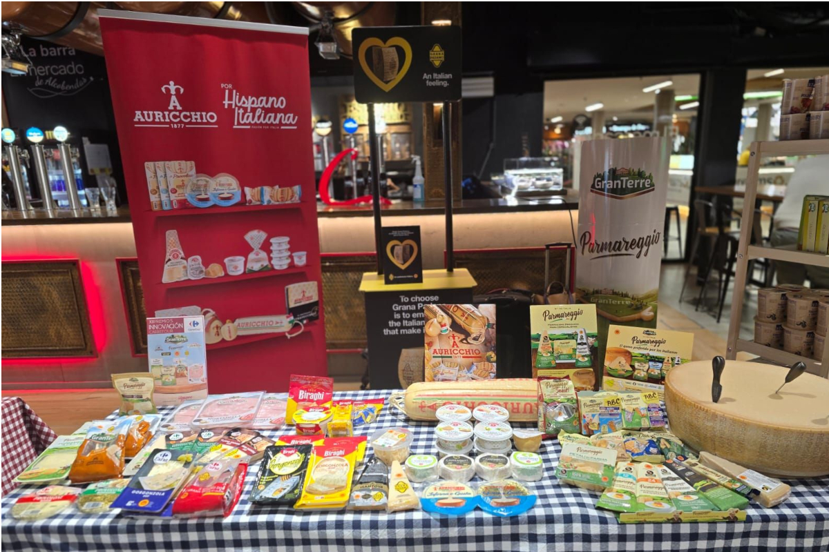 Italian Week display at Carrefour Spain. Features Auricchio & GranTerre Parmareggio cheeses and Italian foods.