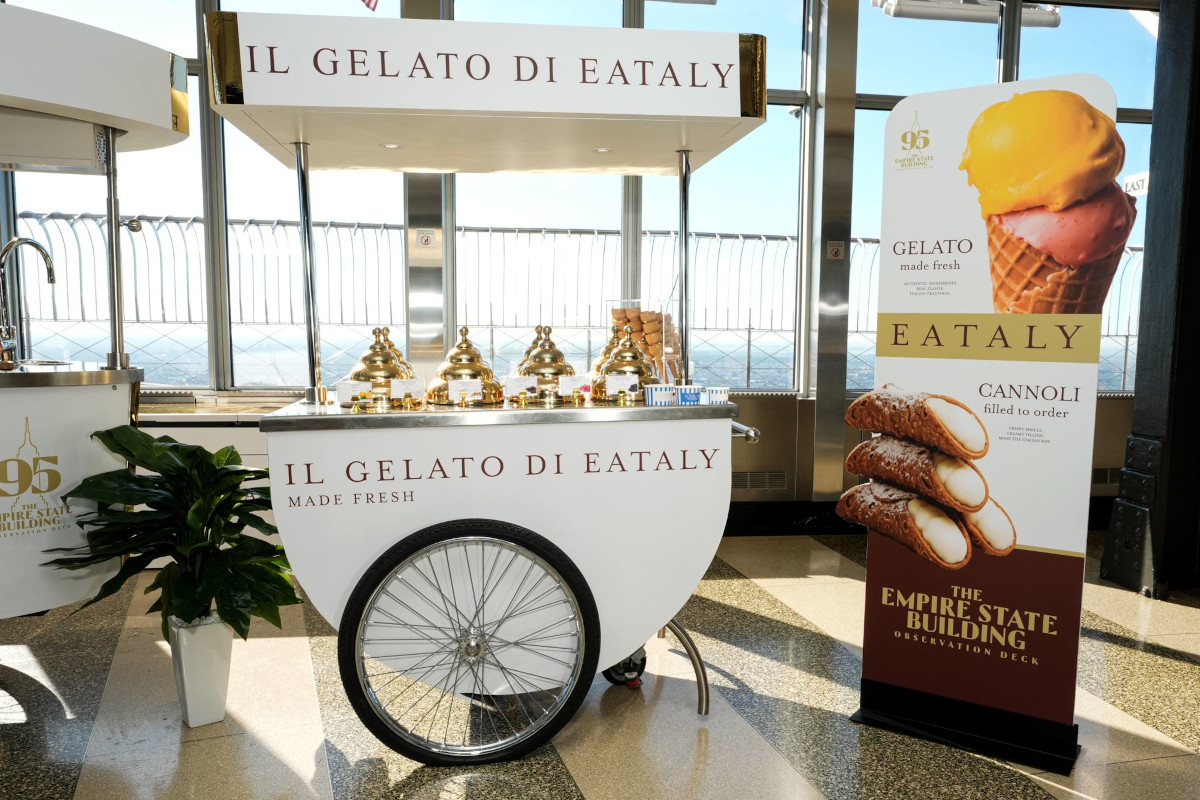 Il Gelato di Eataly cart at the Empire State Building observation deck featuring fresh gelato and cannoli signage.