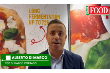 Alberto Di Marco, CEO of Di Marco Corrado, promotes premium pinsa crust with 72h fermentation at a food industry event.