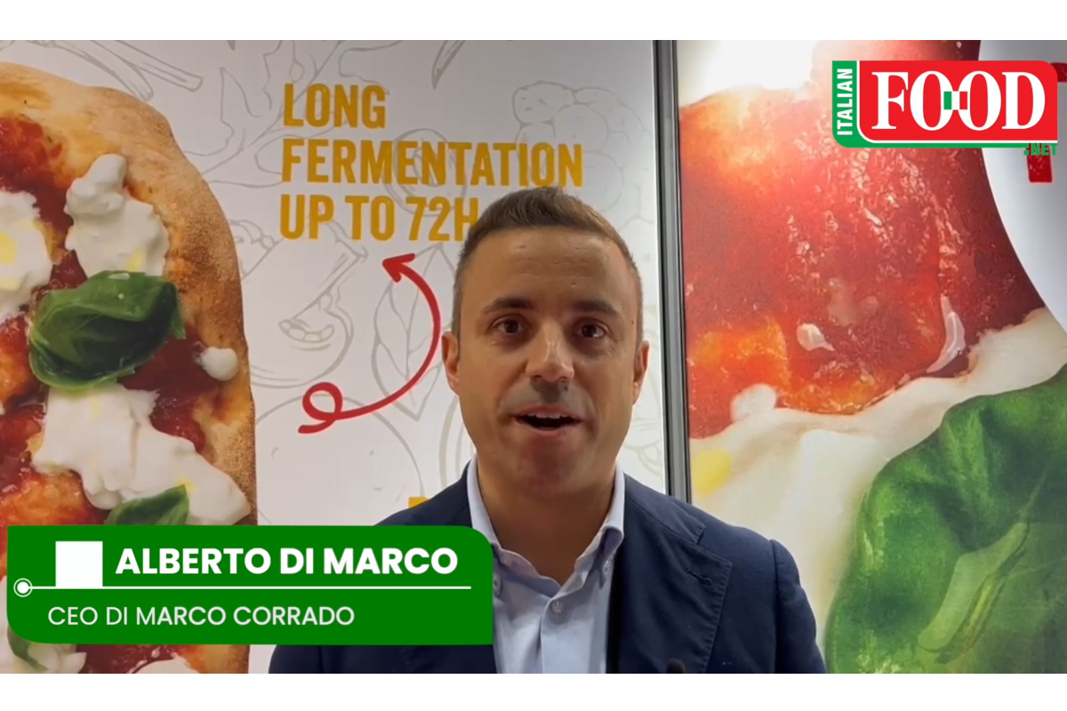 Alberto Di Marco, CEO of Di Marco Corrado, promotes premium pinsa crust with 72h fermentation at a food industry event.