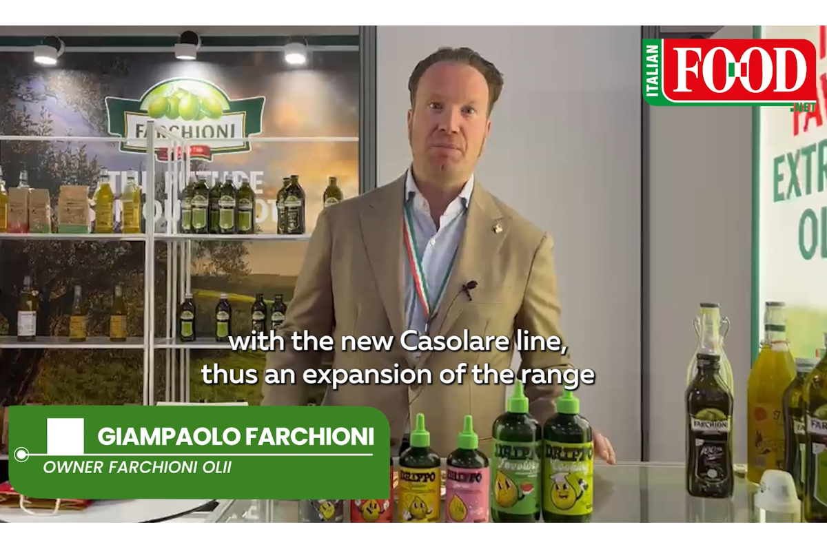 Giampaolo Farchioni presents the new Farchioni extra virgin olive oil rebranding and Casolare product line at a trade show.