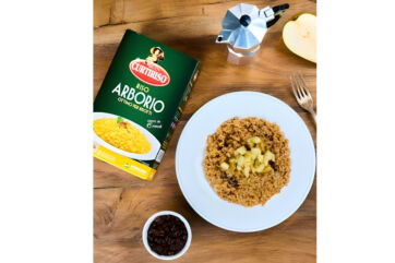 Curtiriso Arborio rice box with risotto plate, moka pot and ingredients on wooden table for Euricom Müller’s Mühle growth-Riso Flora