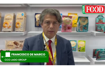 Francesco De Marco, CCO Lago Group, presents innovative wafer products at SIAL Paris 2026 trade show.