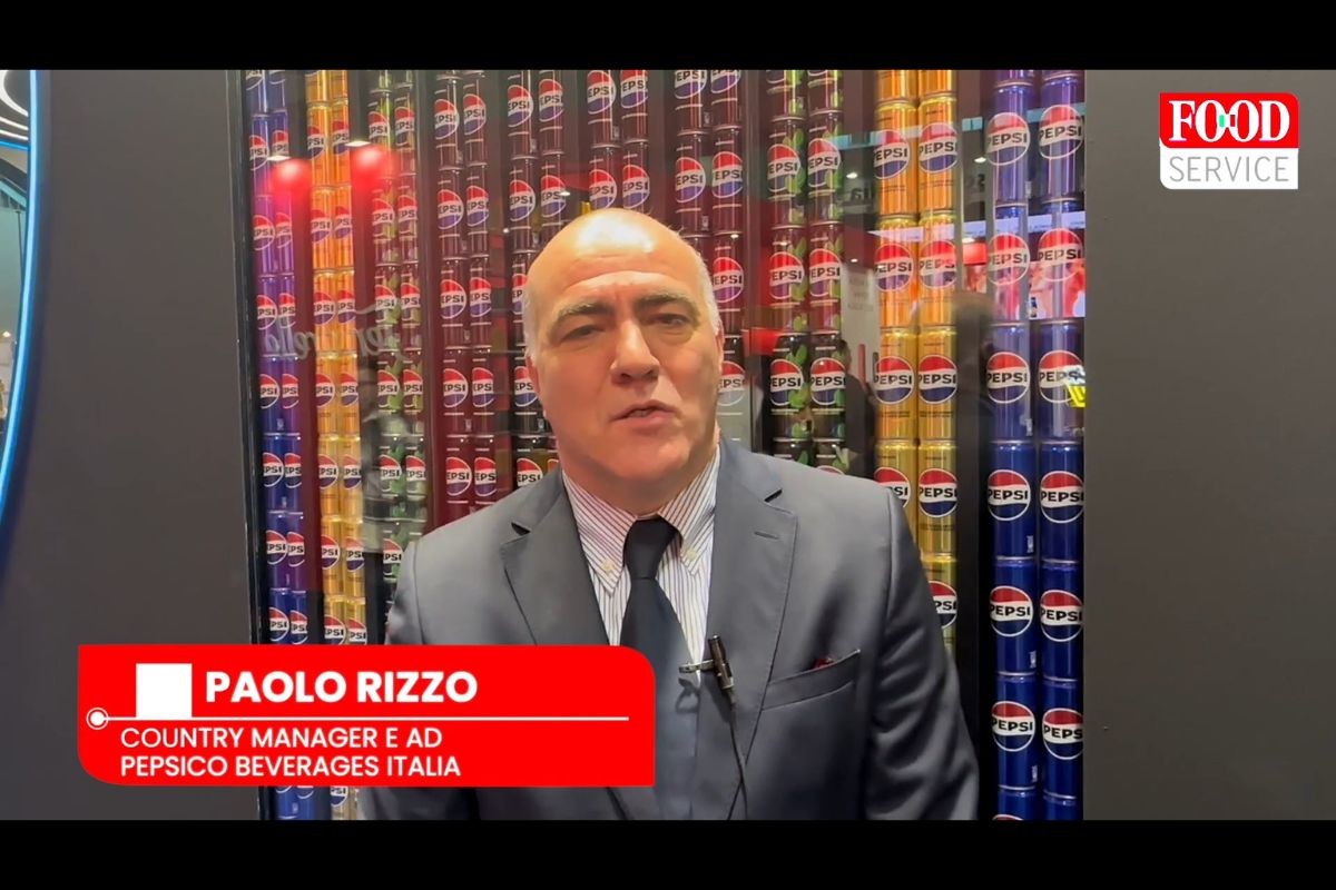 Paolo Rizzo, AD PepsiCo Italia, con lattine Pepsi. Rilancio Horeca.