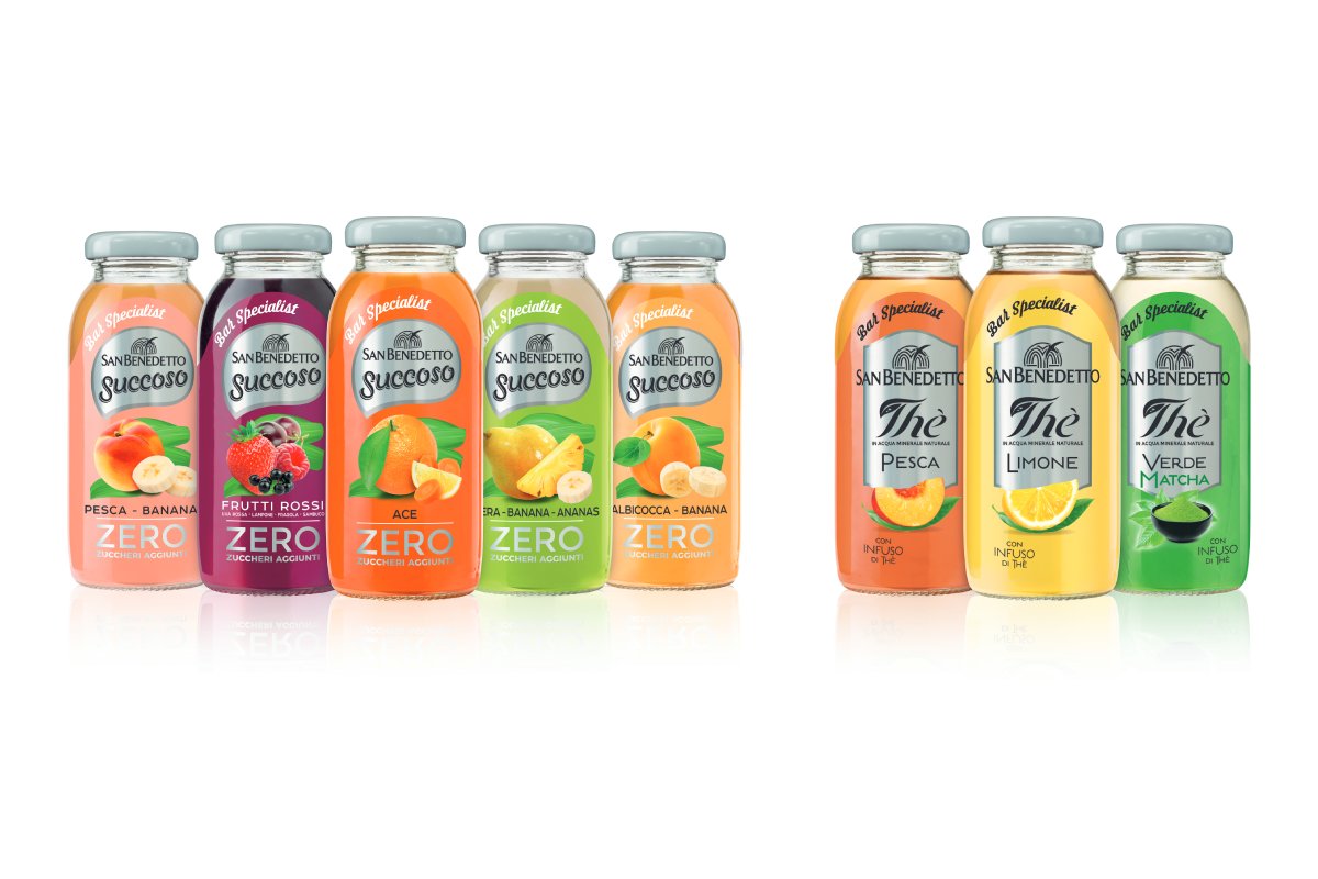San Benedetto Bar Specialist: succhi di frutta e tè in bottiglia di vetro. Gusti assortiti.