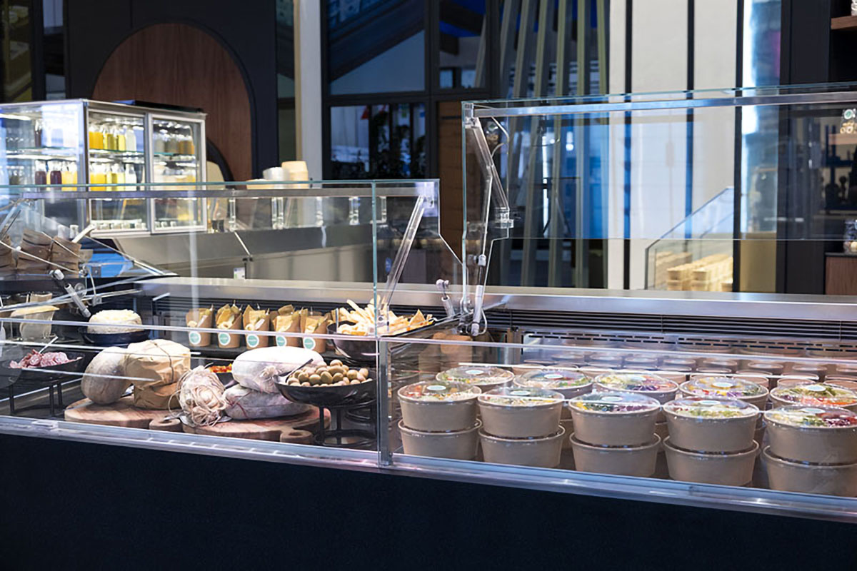 Vetrina EptaConcept BistrotConvertible: salumi, formaggi, insalate pronte. Design smart su misura per ogni format.