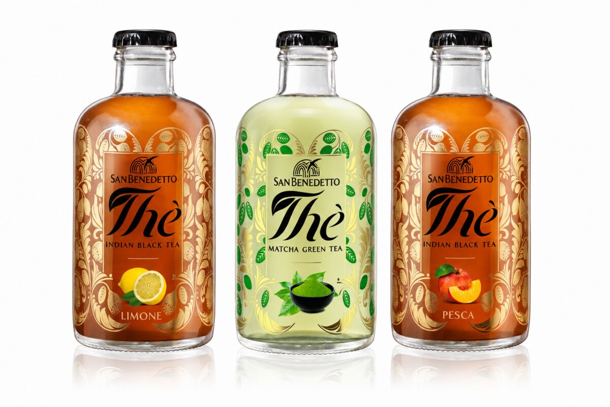 Tre bottiglie di San Benedetto Premium Tea: gusti limone, matcha green tea e pesca in eleganti bottiglie di vetro.