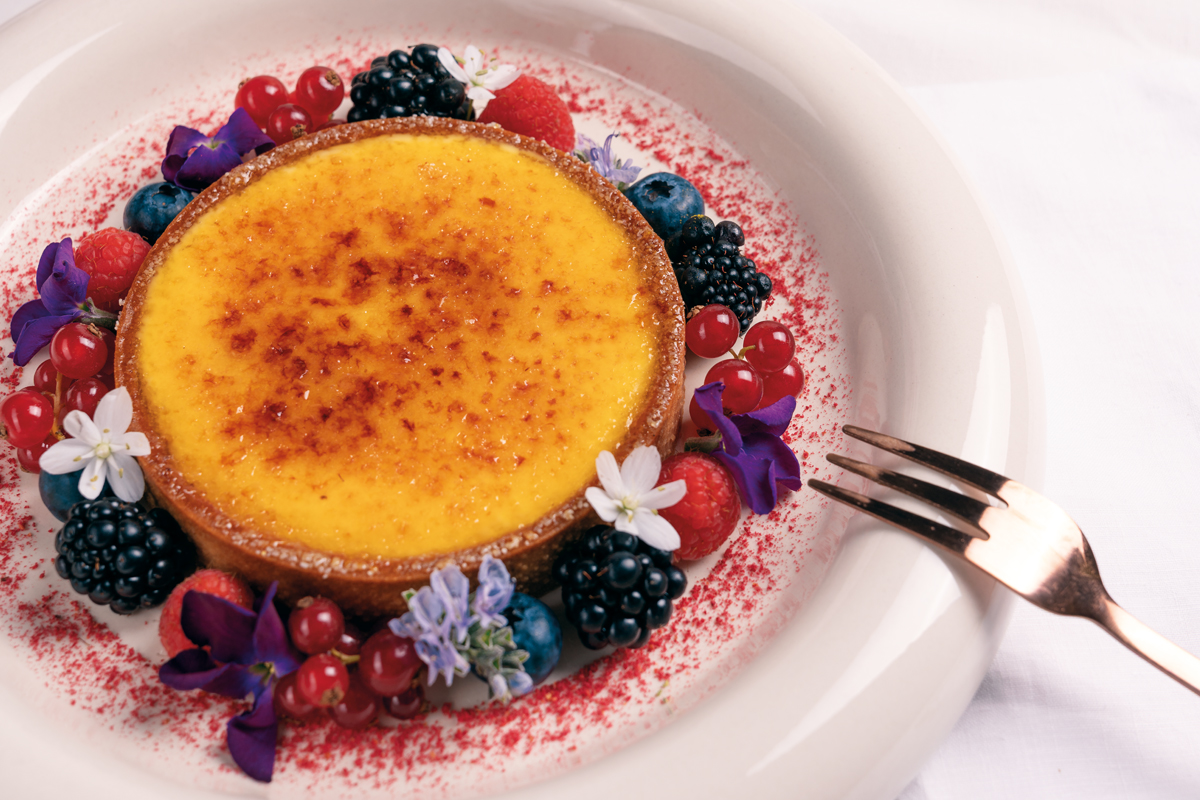 Crema catalana UHT Master Martini, dessert di qualità con crosta caramellata, frutti di bosco e fiori.