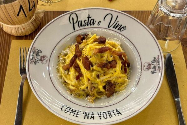 Pasta alla carbonara a Milano. Specialità Pasta e Vino, piatto tipico romano con guanciale croccante.