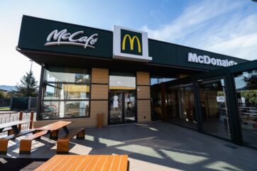 McDonald's Italia: esterno del ristorante con logo e McCafé. Il futuro è glocal.