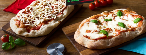 Pinsa Margherita surgelata. Pinsa romana con mozzarella e basilico freschi.