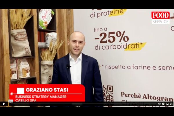Graziano Stasi di Casillo presenta nuove farine. Sacchi di farina e grano sullo sfondo.