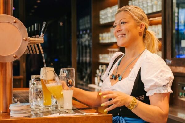Monica Fantoni di Löwengrube spillando birra. Intesa Sal Service e Löwengrube.