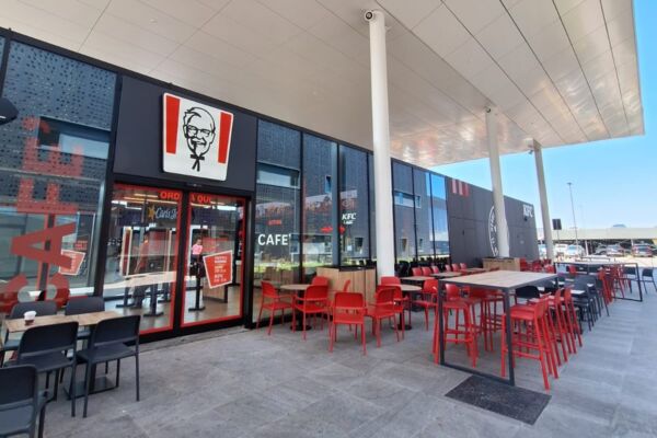 KFC Aeroporto Milano Bergamo: ristorante fast food con tavoli esterni rossi e neri.