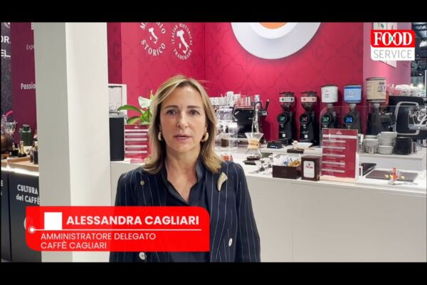 Alessandra Cagliari, AD di Caffè Cagliari, a Host 2025. Stand con macchine da caffè.