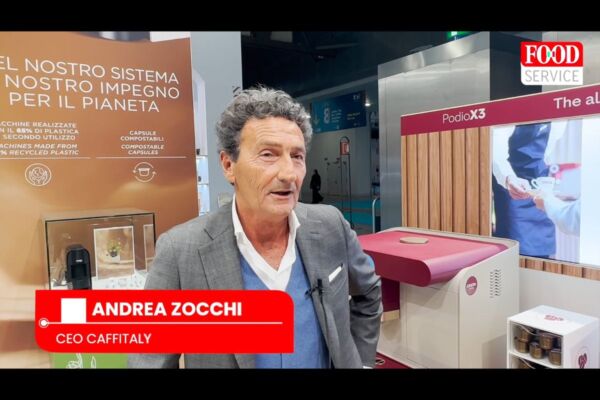 Andrea Zocchi, CEO Caffitaly, presenta soluzioni professionali a Host 2025. Macchine da caffè e capsule compostabili.