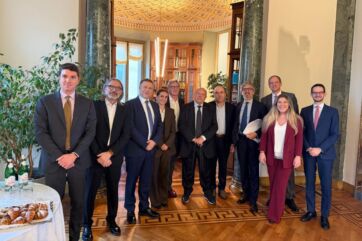 Gruppo Caffo 1915 acquisisce Cinzano: foto del team. Successo acquisizione Cinzano, marchio storico italiano.