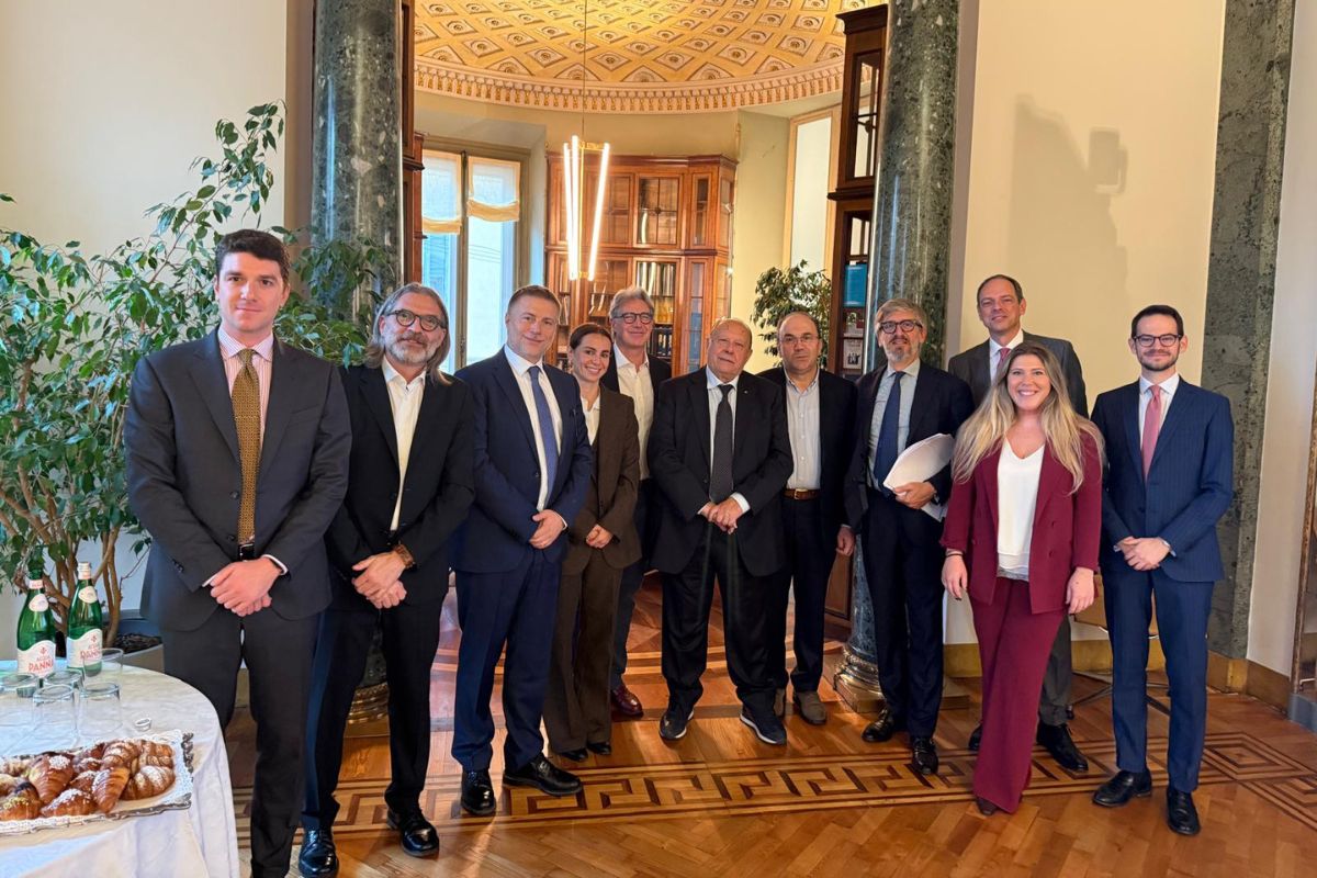 Gruppo Caffo 1915 acquisisce Cinzano: foto del team. Successo acquisizione Cinzano, marchio storico italiano.