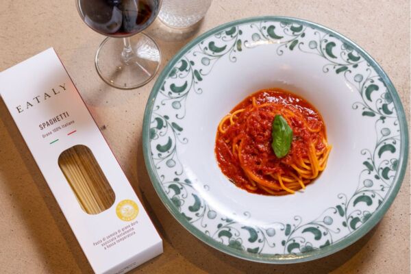 Pasta Eataly alla Radice: spaghetti italiani con sugo al pomodoro e basilico. Filiera trasparente.