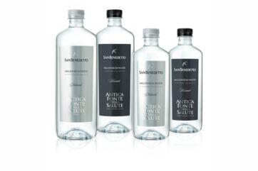 Bottiglie acqua San Benedetto Mito Collection. Acqua minerale naturale e frizzante Antica Fonte della Salute.