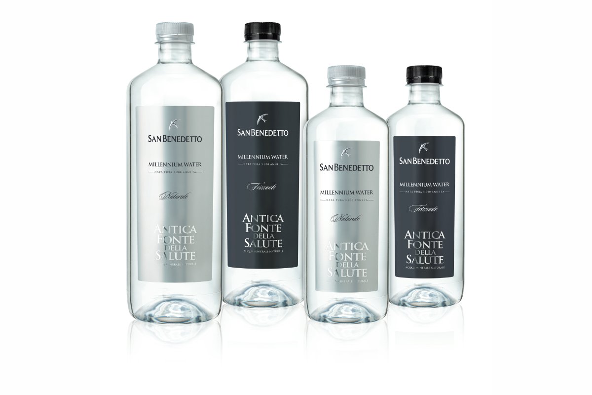 Bottiglie acqua San Benedetto Mito Collection. Acqua minerale naturale e frizzante Antica Fonte della Salute.
