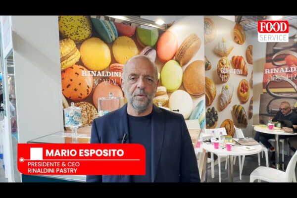 Mario Esposito, CEO Rinaldini Pastry, presenta Macaral a Host 2025. Stand con macarons e dolci Rinaldini.