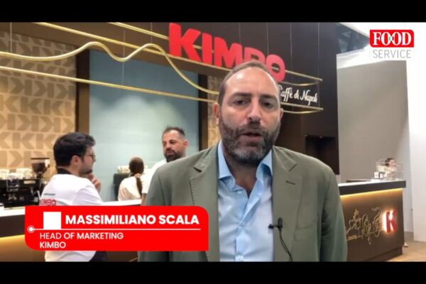 Massimiliano Scala di Kimbo a Host 2025. Caffè napoletano e innovazione specialty. Stand Kimbo.