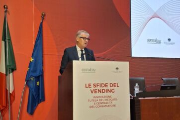 Massimo Trapletti a convegno sul vending. Sfide, innovazione e consumi. Macchinette automatiche in primo piano.
