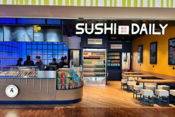 Sushi Daily apre a Bergamo: banco sushi artigianale, bevande fresche e tavoli.