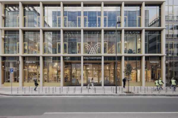 Svicom gestisce Highstreet Gallery WaltherPark. Facciata moderna con negozi e vetrine.