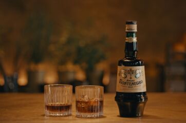 Bottiglia Amaro Montenegro con bicchieri. Sapore vero dal 1885.