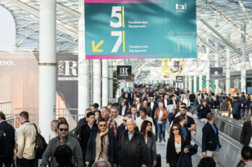 Folla a Host Milano 2025, fiera dell'ospitalità e attrezzature foodservice. Padiglioni 5, 7, 9, 11.