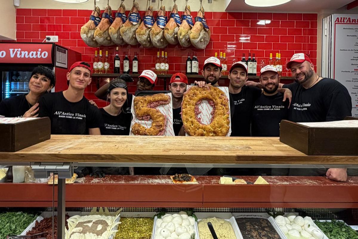 All'Antico Vinaio apre a Parigi! Staff con 50 di pane. Salumi, vini e specialità toscane. #AllAnticoVinaio #Parigi #cucinatoscana