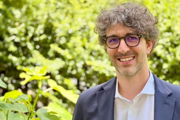 Andrea Signorini, nuovo National Sales Director Carlsberg Italia. Sorridente, in giacca blu.