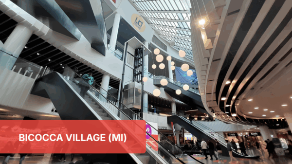 Interno del food court Bicocca Village (MI). Scale mobili, illuminazione moderna. Top 30 Food Service Power List.