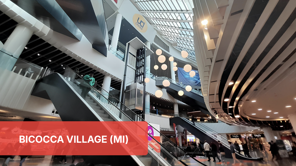 Interno del food court Bicocca Village (MI). Scale mobili, illuminazione moderna. Top 30 Food Service Power List.