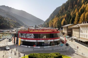 Brenner Outlet: nuova food court. Centro commerciale con montagne sullo sfondo.