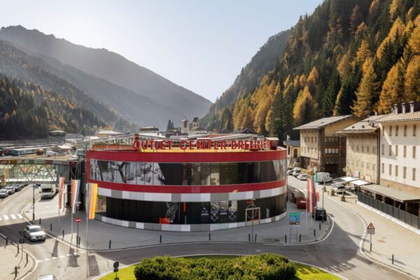 Brenner Outlet: nuova food court. Centro commerciale con montagne sullo sfondo.
