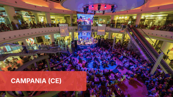 Campania (CE): Area food court affollata con palco per eventi e ristorazione. Top 30 Food Service Power List.