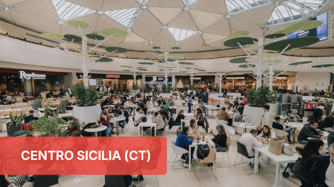 Area ristorazione affollata al Centro Sicilia. Tavoli pieni, food court con ristoranti e persone.