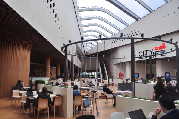 Area ristorazione CityLife, Milano. Persone sedute ai tavoli. Top 30 Food Court.