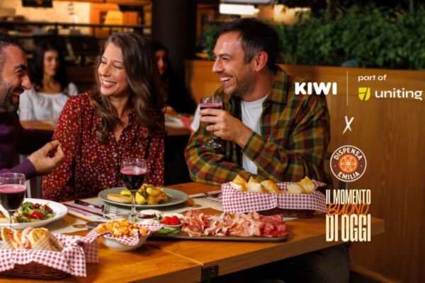 Amici a pranzo da Dispensa Emilia. Salumi, vino e sorrisi per Il momento buono di oggi.