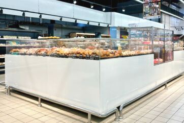 Vetrina pasticceria Eurocryor in Marocco. Esposizione refrigerata per dolci e croissant. Innovazione nel retail alimentare.