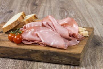 Mortadella Bologna IGP con pane, pomodorini e formaggio su tagliere. Maestri del Gusto Rosa.