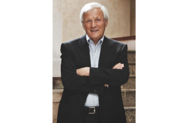 Loriano Bagnoli, ritratto formale. Uomo in giacca e cravatta, capelli bianchi, posa professionale.