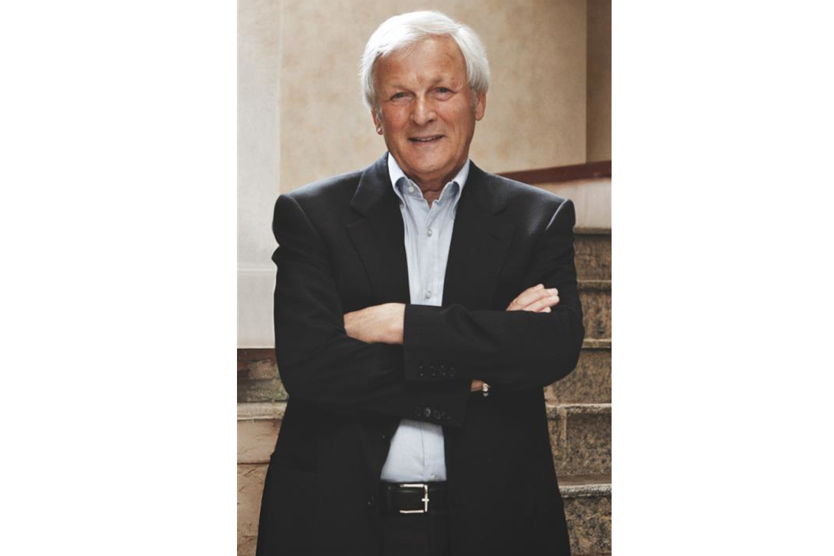 Loriano Bagnoli, ritratto formale. Uomo in giacca e cravatta, capelli bianchi, posa professionale.